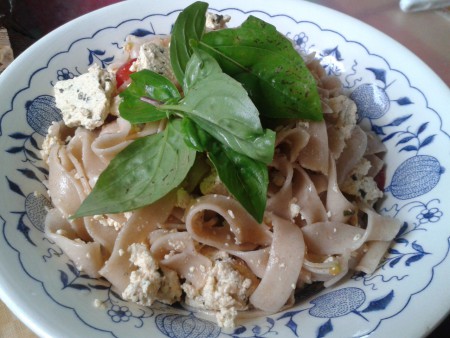 Cestoviny s bazalkovým TOFU.